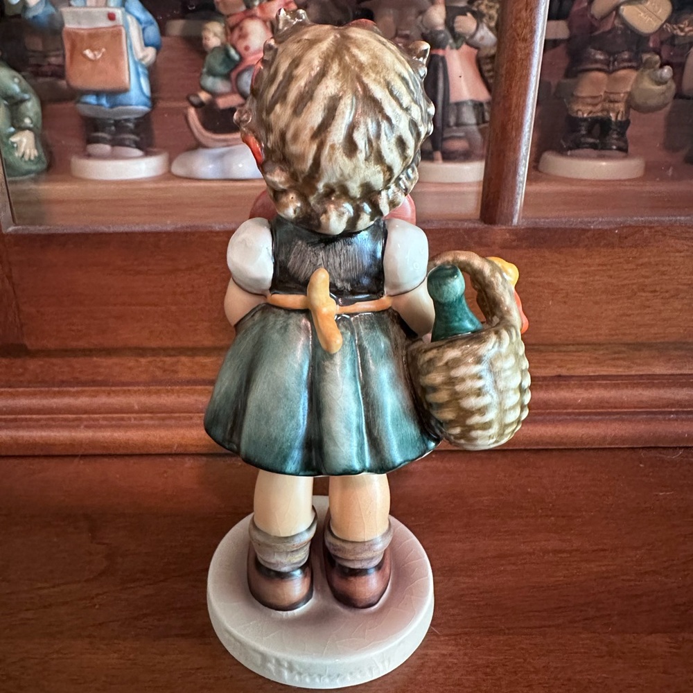 COPY-🧡TM5 ‘Valentine Gift’ Hummel Goebel #387 - Picture 4 of 9